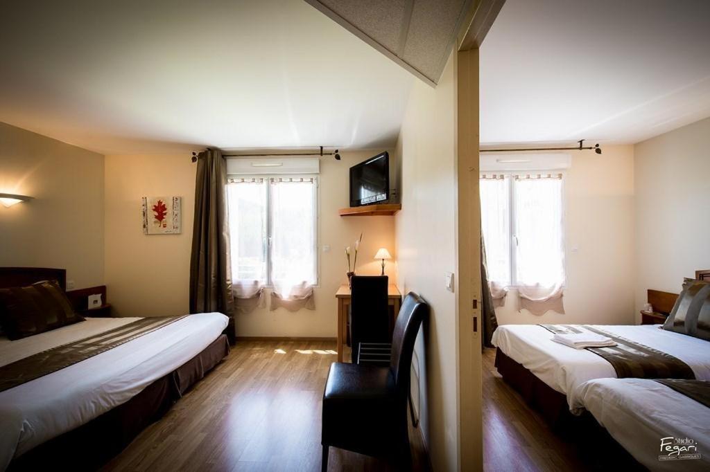 Hotel Le Lion d'Or Saint-Geniez-dʼOlt Zimmer foto